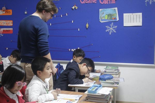 Loa cho trường học Liên Cấp Quốc Tế: Âm ly có thể điều chỉnh được âm lượng của âm thanh phát ra cho từng khu vực trong lớp, âm thanh luôn rõ ràng, chuyên cho giảng dạy.