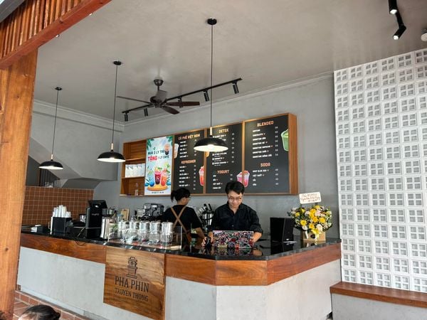 Hệ thống âm thanh cho R Coffee, Bình Thạnh, amply 4 kênh 800w, bluetooth 5.0, loa V55C-55w, loa V130NT-130W, loa được thiết kế riêng cho quán, bật lớn không tạp âm, miễn phí công lắp đặt, bảo hành dài hạn 5 năm