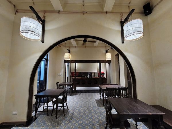 Hệ thống âm thanh cho quán The Hanoi Café, Hoàn Kiếm, Hà Nội, loa được thiết kế riêng cho quán, bật lớn không tạp âm, miễn phí công lắp đặt, bảo hành dài hạn 5 năm