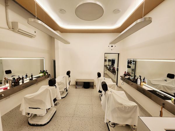 Loa quán cắt tóc hair salon cho The New Guy, Amply 4 - 6 vùng âm lượng, loa được thiết kế riêng cho quán, bật lớn không tạp âm, miễn phí công lắp đặt, bảo hành dài hạn 5 năm.
