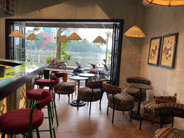 Loa quán bar cho Mê Café & Cocktail Hà Nội, Amply 4 - 6 vùng âm lượng, loa được thiết kế riêng cho quán, bật lớn không tạp âm, miễn phí công lắp đặt, bảo hành dài hạn 5 năm.
