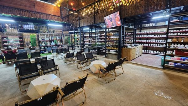 Loa Goldsound cho GỐM Coffee Workshop Bến Lức, Long An, Amply 2 vùng 1200w, Bluetooth 5.0, 6 loa V40C - 40w, Amply 2 vùng âm lượng, loa được thiết kế riêng cho quán, bật lớn không tạp âm, miễn phí công lắp đặt, bảo hành dài hạn 5 năm.