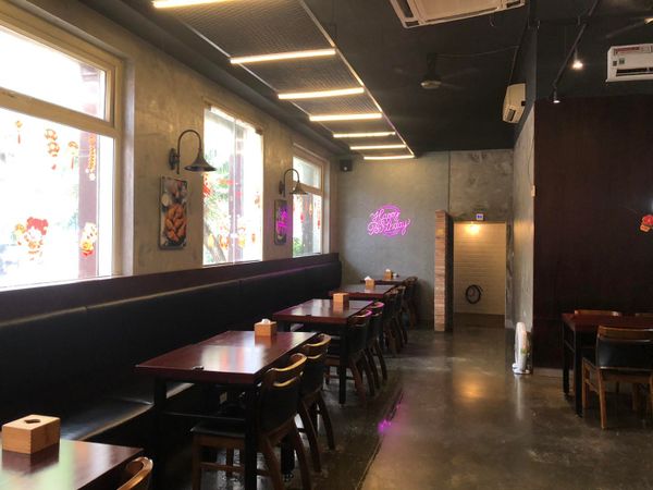 Loa nhà hàng Chicken & Friez, Nam Từ Liêm, Hà Nội, loa được thiết kế riêng cho quán, bật lớn không tạp âm, miễn phí công lắp đặt, bảo hành dài hạn 5 năm