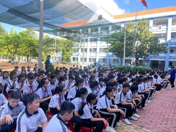 Goldsound cung cấp thiết bị âm thanh cho Trường THCS Trần Bình Trọng, Bình Dương, amply có thể điều chỉnh được âm lượng của âm thanh phát ra cho từng khu vực trong lớp, âm thanh luôn rõ ràng, chuyên cho giảng dạy.