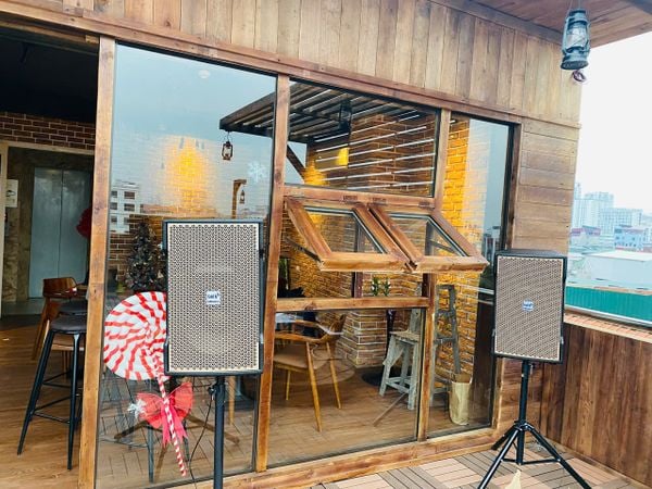 Loa Goldsound cho quán rượu Lofi Rooftop Pub, Hà Nội, cục đẩy 2 kênh 1200w, bluetooth 5.0, loa V238 - 238w, loa V40C - 40w, loa được thiết kế riêng cho quán, bật lớn không tạp âm, miễn phí công lắp đặt, bảo hành dài hạn 5 năm