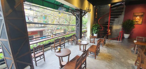 Hệ thống âm thanh cho AHA Cafe Đinh Tiên Hoàng - Hải Phòng, Amply 4 - 6 vùng âm lượng, loa được thiết kế riêng cho quán, bật lớn không tạp âm, miễn phí công lắp đặt, bảo hành dài hạn 5 năm.