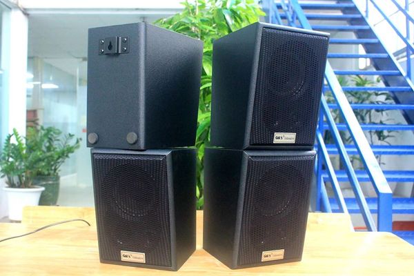 Loa Goldsound vệ tinh treo tường V25C công suất 25w, loa bass 4 inch, treble 5 cm, kích thước rộng 14 cm, cao 20 cm, sâu 22 cm, bảo hành dài hạn 5 năm.