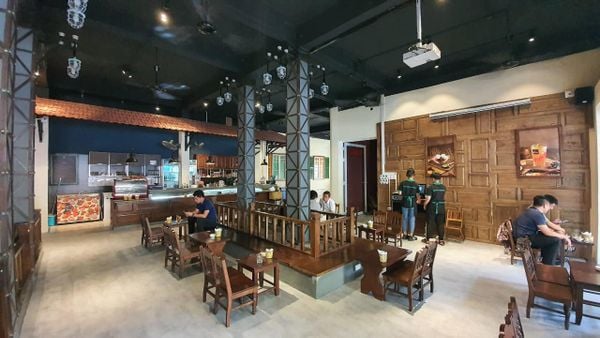 Hệ thống âm thanh cho Aha Cafe 100 Thái Thịnh, Đống Đa, Amply 4 - 6 vùng âm lượng, loa được thiết kế riêng cho quán, bật lớn không tạp âm, miễn phí công lắp đặt, bảo hành dài hạn 5 năm.