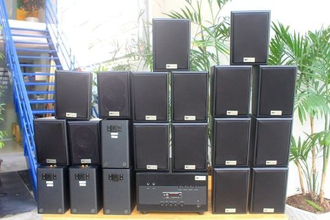 Dàn loa treo tường: Amply A1800 Goldsound 4 vùng âm lượng 1800w + 20 loa Goldsound V25C 25W, Amply 4 - 6 vùng âm lượng, loa được thiết kế riêng cho quán, bật lớn không tạp âm, miễn phí công lắp đặt, bảo hành dài hạn 5 năm.   Thông tin chung