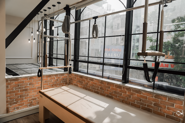 Hệ thống âm thanh cho FourT Pilates 25 Phan Xích Long, Bình Thạnh, amply 2 kênh 380w, bluetooth 5.0, loa V40C-40w, loa được thiết kế riêng cho quán, bật lớn không tạp âm, miễn phí công lắp đặt, bảo hành dài hạn 5 năm