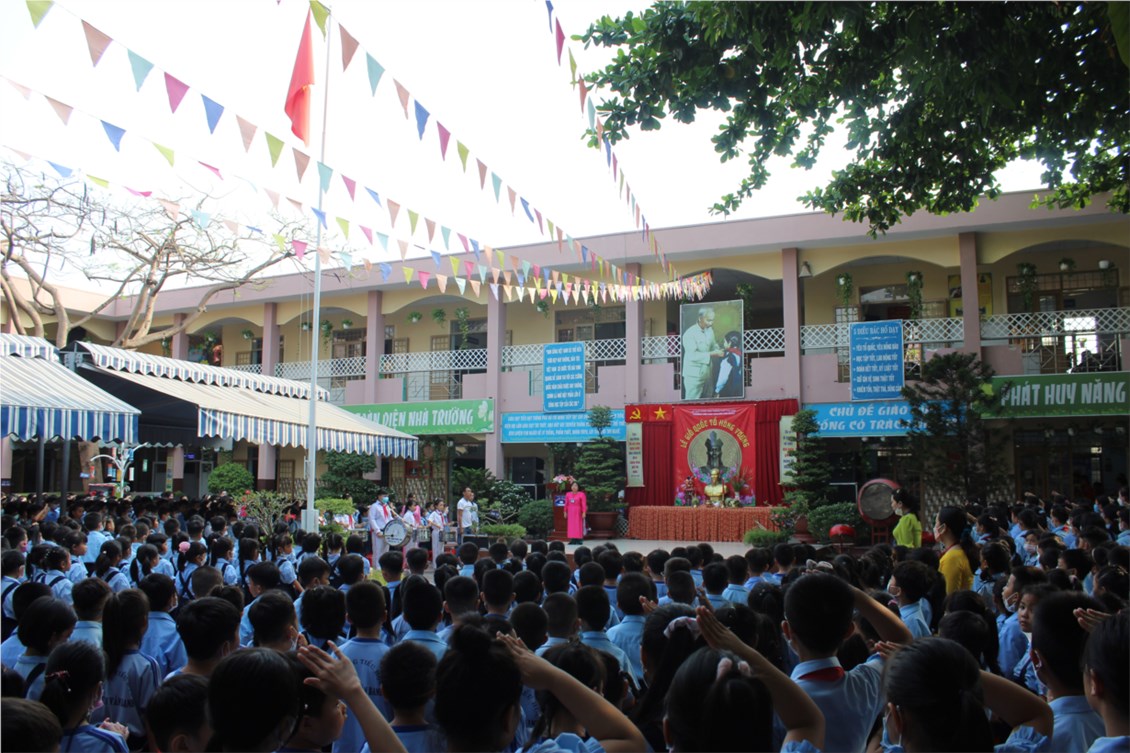 Loa cho Trường TH Nguyễn Văn Banh: Âm ly có thể điều chỉnh được âm lượng của âm thanh phát ra cho từng khu vực trong lớp, âm thanh luôn rõ ràng, chuyên cho giảng dạy.