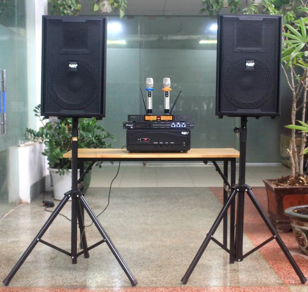 Dàn âm thanh quán cafe Acoustic V258PU: Đẩy 1200w Goldsound + 2 loa Goldsound V258PU - 258w + 1 Micro không dây  + 1 vang cơ, bảo hành dài hạn 5 năm.