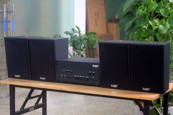 Dàn loa treo tường: Amply A907PU-2K Goldsound 2 vùng âm lượng 900w + 4 loa Goldsound V70C-PU 70w, loa được thiết kế riêng cho quán, bật lớn không tạp âm, miễn phí công lắp đặt, bảo hành dài hạn 5 năm.