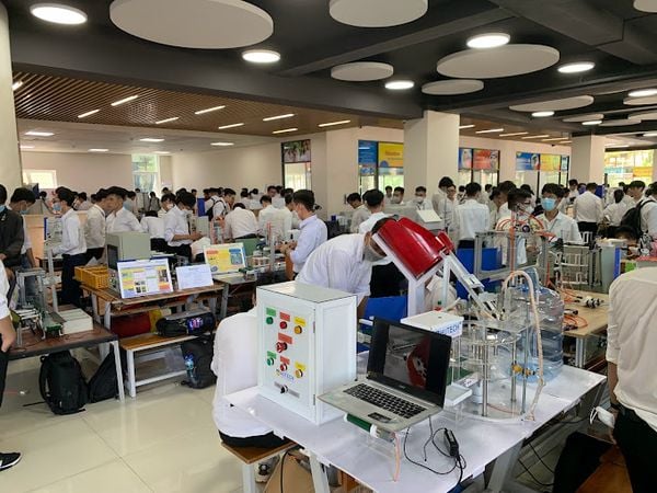 Loa cho Trường ĐH công nghệ TP.HCM HUTECH: Âm ly có thể điều chỉnh được âm lượng của âm thanh phát ra cho từng khu vực trong lớp, âm thanh luôn rõ ràng, chuyên cho giảng dạy.