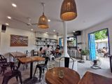 Goldsound thi công âm thanh cho Dolphy Café 03 Nguyễn Văn Hưởng, Quận 2, Amply 4 - 6 vùng âm lượng, loa được thiết kế riêng cho quán, bật lớn không tạp âm, miễn phí công lắp đặt, bảo hành dài hạn 5 năm