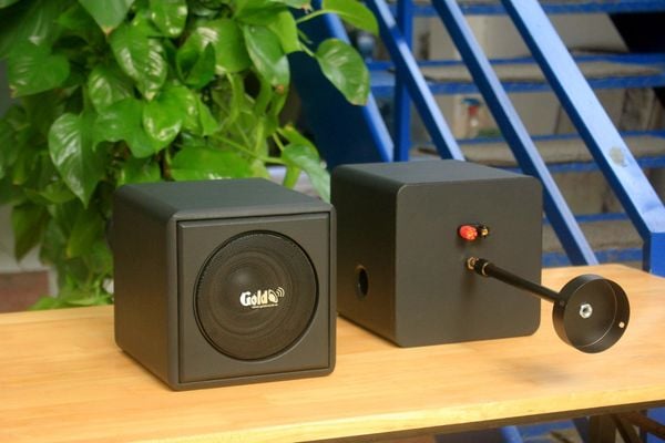 Loa thả trần V55TR-PU phủ da PU màu đen (số lượng 1 loa), công suất 55w, loa bass 4 inch, kích thước rộng 19 cm, cao 19 cm, sâu 21 cm, bảo hành dài hạn 5 năm.