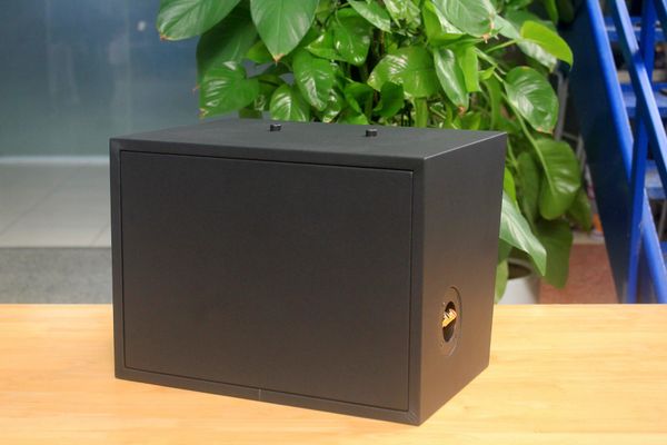 Loa Goldsound vệ tinh treo tường V130PU-MT (Số lượng 1 loa), công suất 130w, loa bass 20 cm, treble 10 cm, kích thước rộng 37.5 cm, cao 28 cm, sâu 29 cm, phủ da cao cấp, bảo hành dài hạn 5 năm.