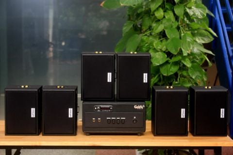 Dàn loa sân vườn: Amply A154PU Goldsound 150w + 6 loa Goldsound ngoài trời V101-NT - 15w, loa được thiết kế riêng cho quán, bật lớn không tạp âm,  không bao gồm công lắp đặt, bảo hành 12 tháng