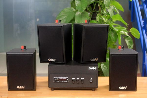 Dàn loa treo tường: Amply A156PU Goldsound 200w + 4 loa Goldsound V25c - 25w, loa được thiết kế riêng cho quán, bật lớn không tạp âm, không bao gồm công lắp đặt, bảo hành 5 năm