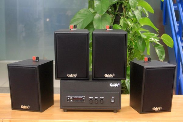 Dàn loa treo tường: Amply A156PU Goldsound 200w + 4 loa Goldsound V25c - 25w, loa được thiết kế riêng cho quán, bật lớn không tạp âm, không bao gồm công lắp đặt, bảo hành 5 năm