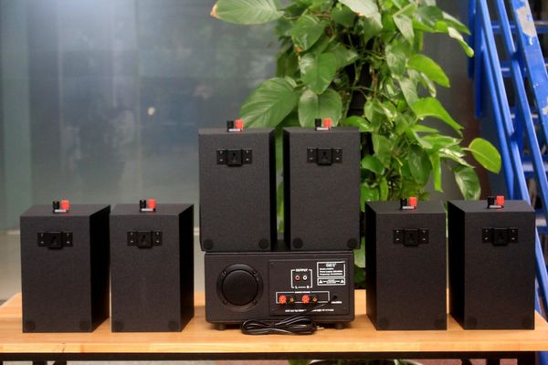 Dàn loa treo tường: Amply A156PU Goldsound 200w + 6 loa Goldsound V25c - 25w, loa được thiết kế riêng cho quán, bật lớn không tạp âm, không bao gồm công lắp đặt, bảo hành 5 năm