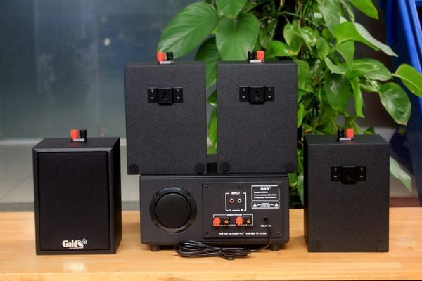 Dàn loa treo tường: Amply A154PU_TH + 4 V24C_TH, loa được thiết kế riêng cho quán, bật lớn không tạp âm, bảo hành dài hạn 5 năm.