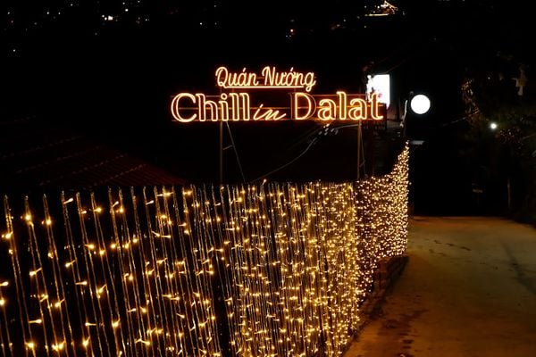 Hệ thống âm thanh nhà hàng cho Quán Nướng Chill in Dalat, Amply 4 - 6 vùng âm lượng, loa được thiết kế riêng cho quán, bật lớn không tạp âm, miễn phí công lắp đặt, bảo hành dài hạn 5 năm.