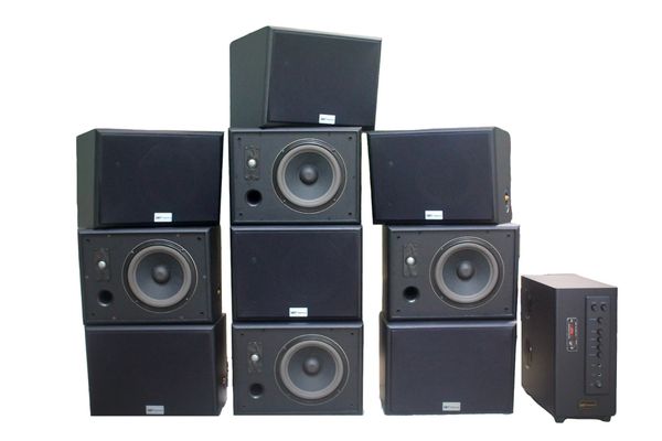 Dàn loa treo tường: Amply A906 + 10 V130, Amply 2 vùng âm lượng, loa được thiết kế riêng, bật lớn không tạp âm, miễn phí công lắp đặt, bảo hành dài hạn 5 năm.