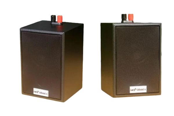 Loa vệ tinh treo tường Goldsound V12-SG Gold4cafe (1 loa)- 12w, củ loa toàn dải cả âm Bass &Tress 3 inch, loa được thiết kế đập chậm để phù hợp với style quán dịch vụ, kích thước (Rộng*Cao*Sâu): 13*18*12.5 cm; chất liệu thùng gỗ 100%. Bảo hành 60 tháng