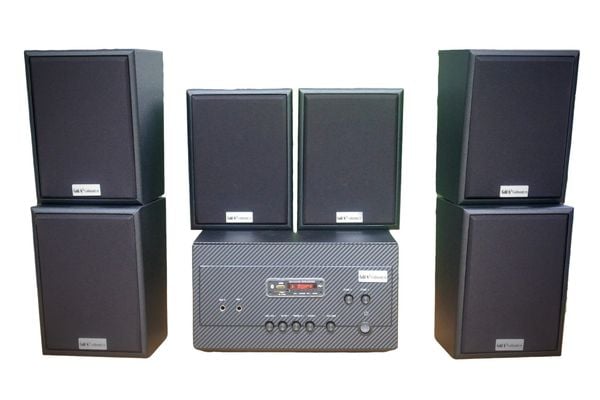 Dàn loa treo tường: Amply A907 Goldsound 2 vùng âm lượng 900w + 6 loa Goldsound V25C 25W, loa được thiết kế riêng cho quán, bật lớn không tạp âm, miễn phí công lắp đặt, bảo hành dài hạn 5 năm.