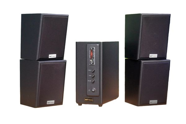 Dàn loa treo tường: Amply A155 Goldsound 150w + 4 loa Goldsound V25C 25w, loa được thiết kế riêng cho quán, bật lớn không tạp âm, miễn phí công lắp đặt, bảo hành dài hạn 5 năm.