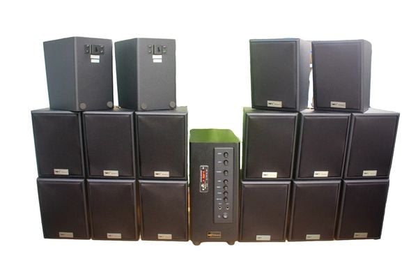 Dàn loa treo tường: Amply A906 Goldsound 2 vùng âm lượng 900w + 16 loa Goldsound V25C 25W, Amply 4 - 6 vùng âm lượng, loa được thiết kế riêng cho quán, bật lớn không tạp âm, miễn phí công lắp đặt, bảo hành dài hạn 5 năm.   Thông tin chung