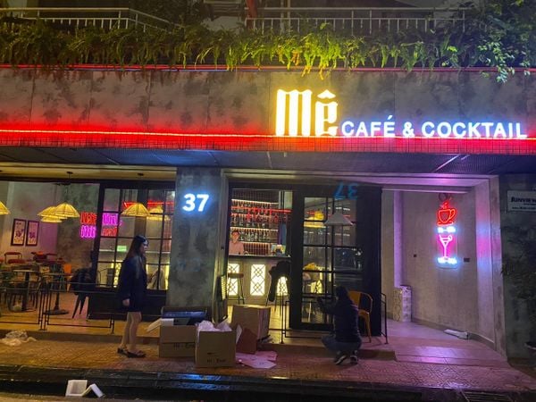 Loa quán bar cho Mê Café & Cocktail Hà Nội, Amply 4 - 6 vùng âm lượng, loa được thiết kế riêng cho quán, bật lớn không tạp âm, miễn phí công lắp đặt, bảo hành dài hạn 5 năm.