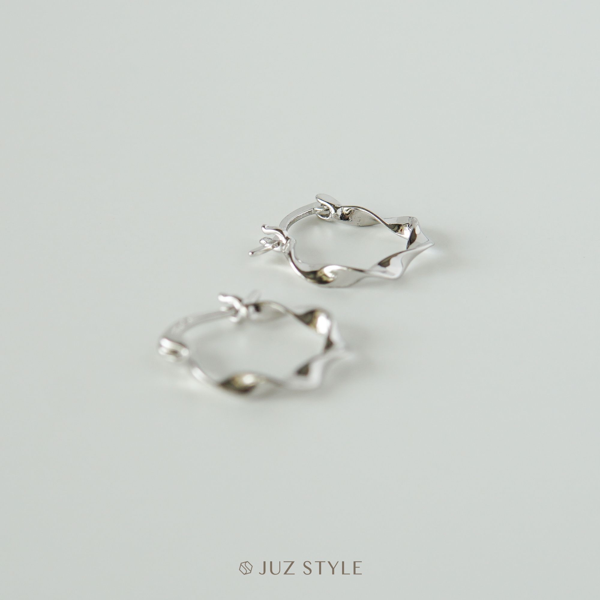  Bông tai bạc Twisted hoop 