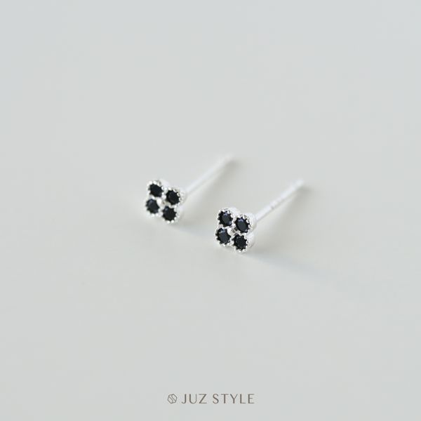  Bông tai bạc Black clover 