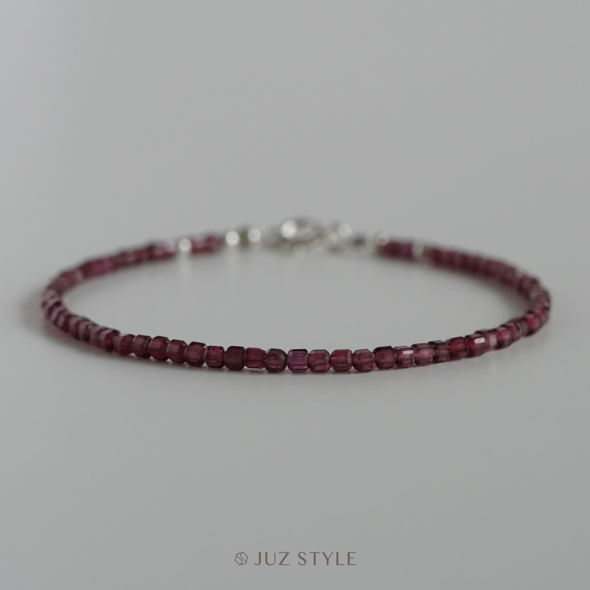  Vòng tay đá Garnet cube 2.5mm 