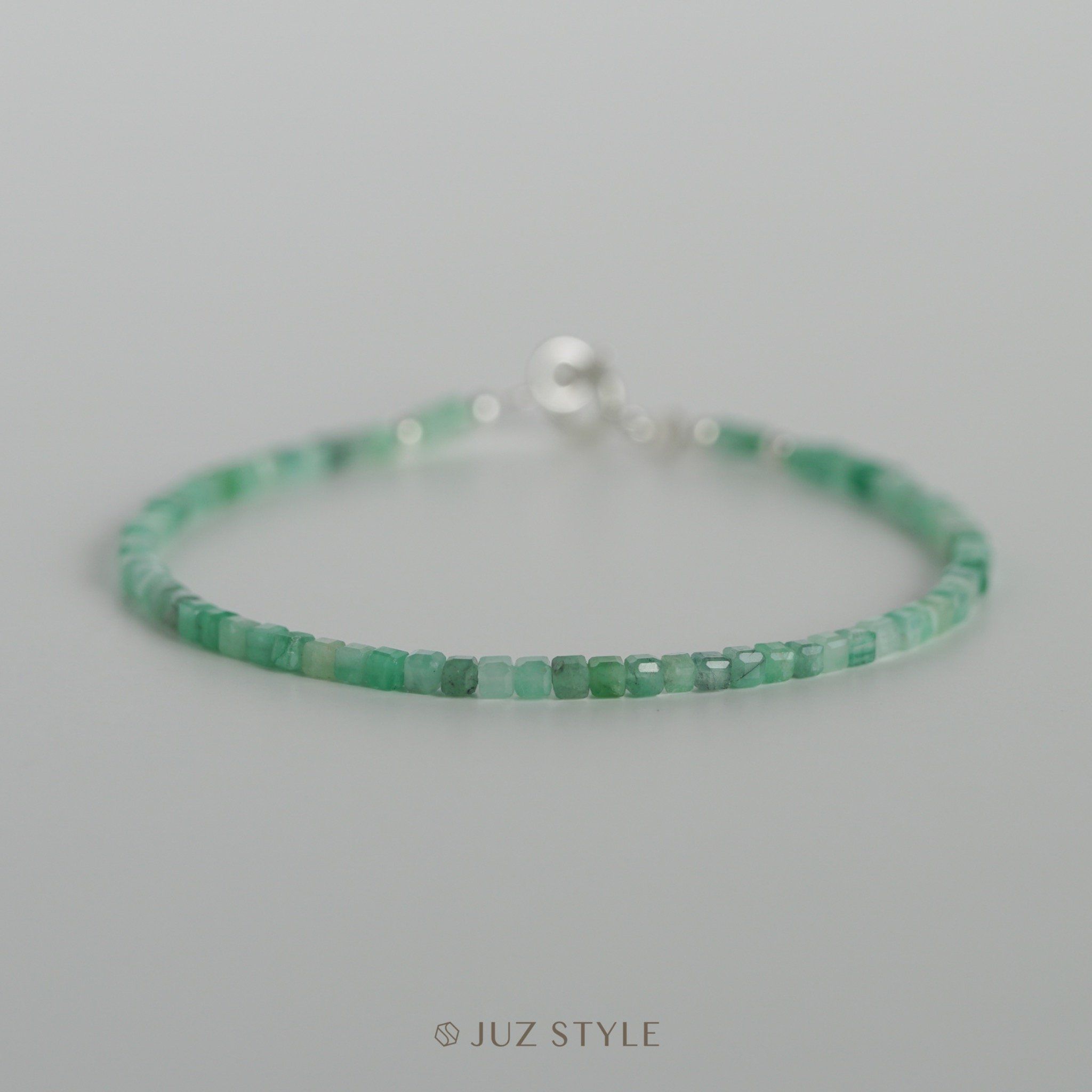  Vòng tay đá Emerald cube 2.2mm 