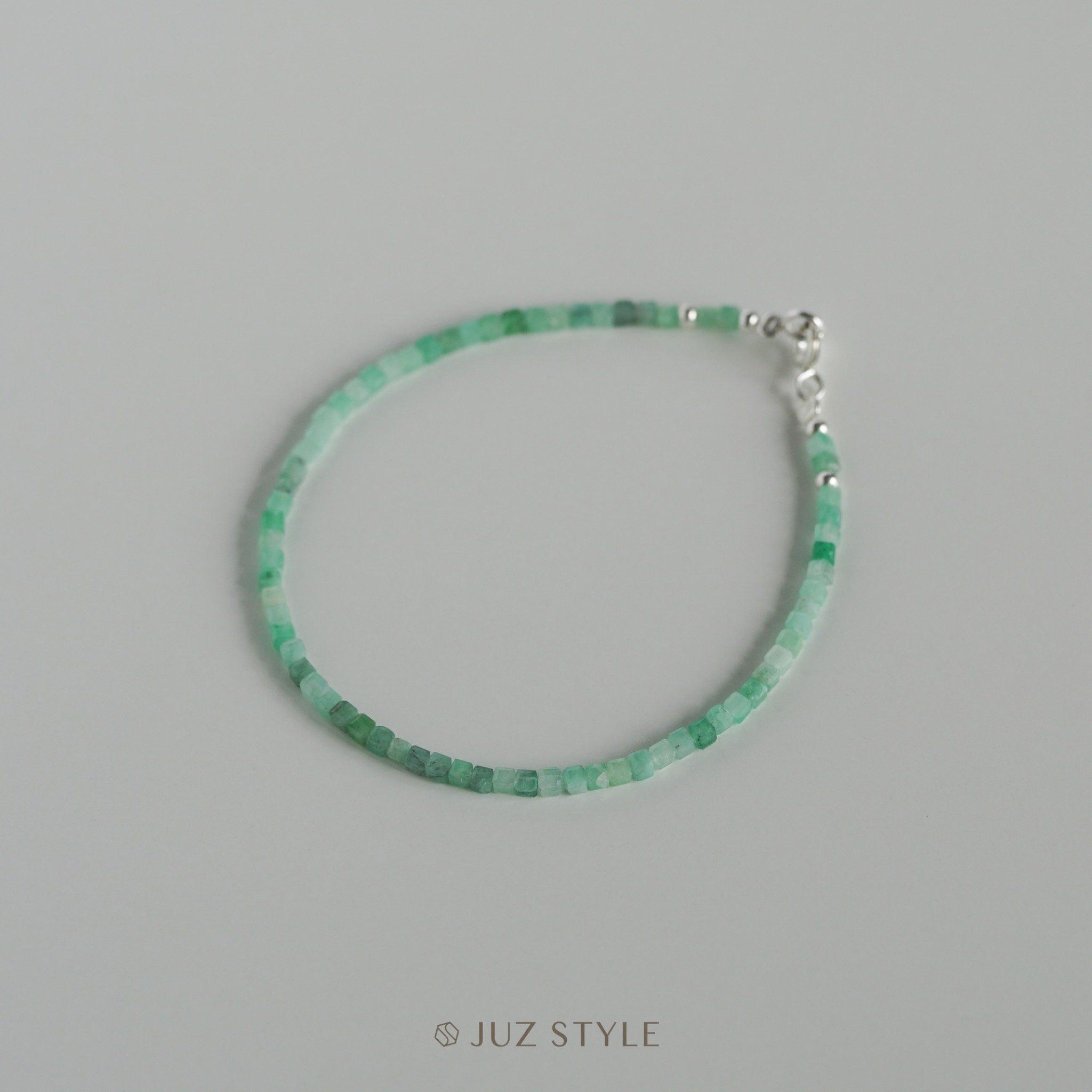  Vòng tay đá Emerald cube 2.2mm 