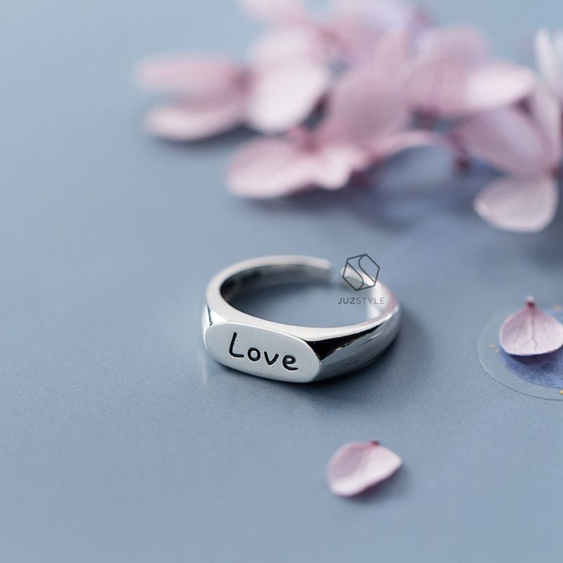  Nhẫn bạc Oval signet with Love Engraving 