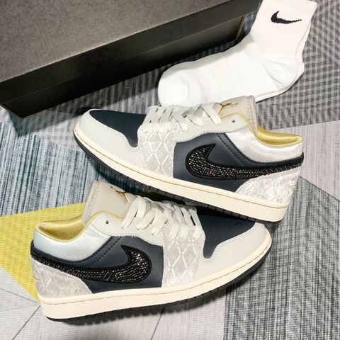  Giày Nike Air Jordan 1 Low Beaded Swoosh 