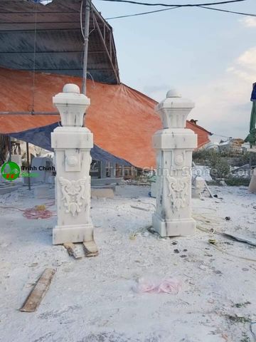 cột đá trắng