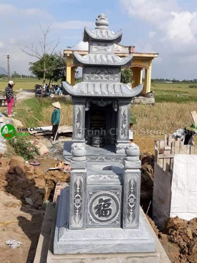 Mộ ba mái dao bằng đá 007