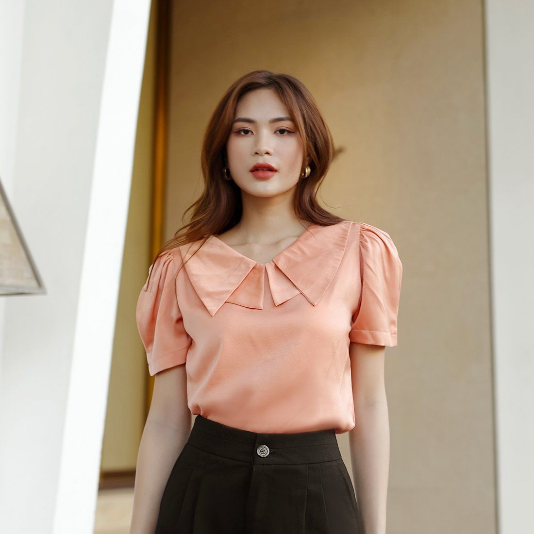 Áo lá cổ sen nhọn tay bồng bo nẹp cài khuy dây nơ thùa khuyết rời
