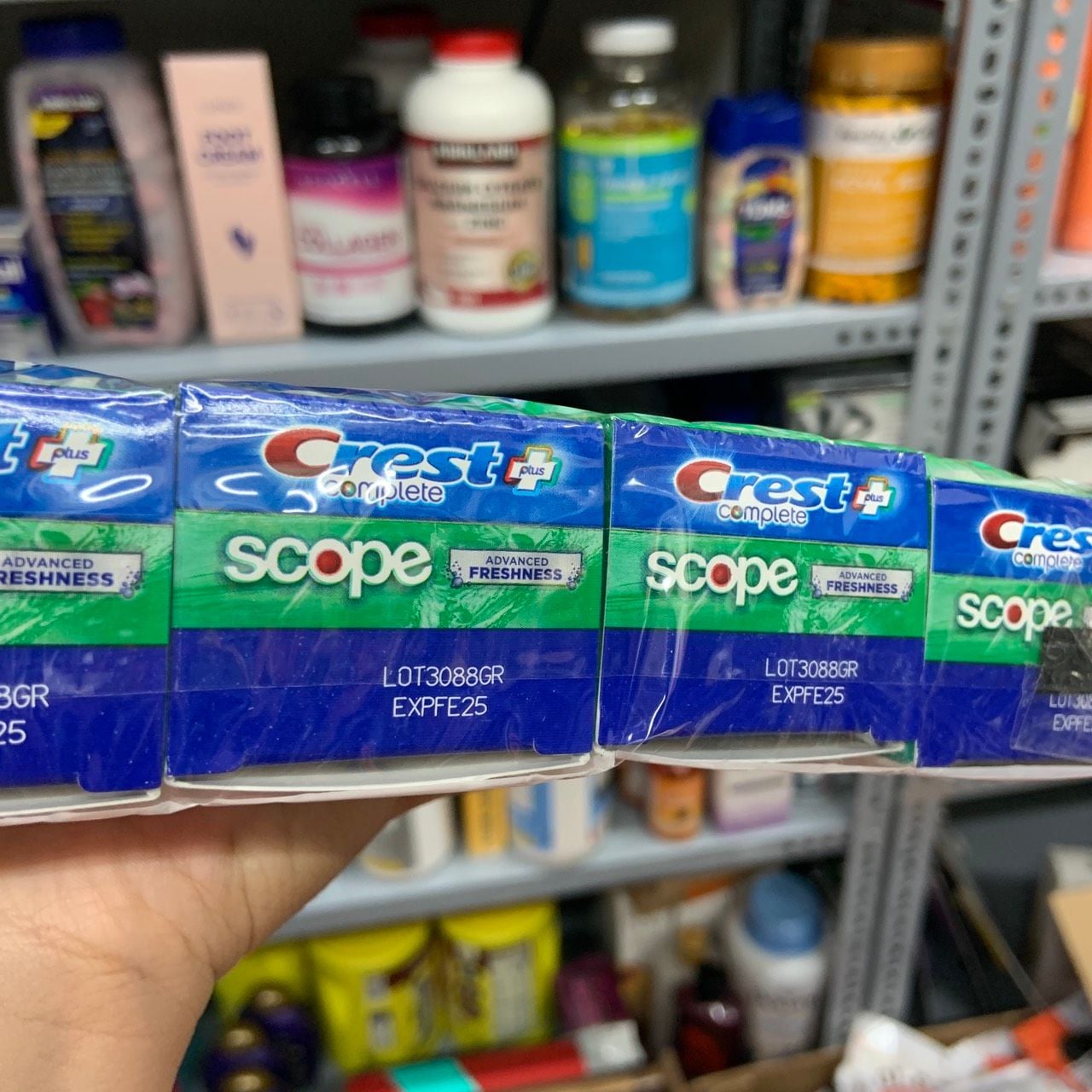 Kem đánh răng Crest Complete Plus Scope