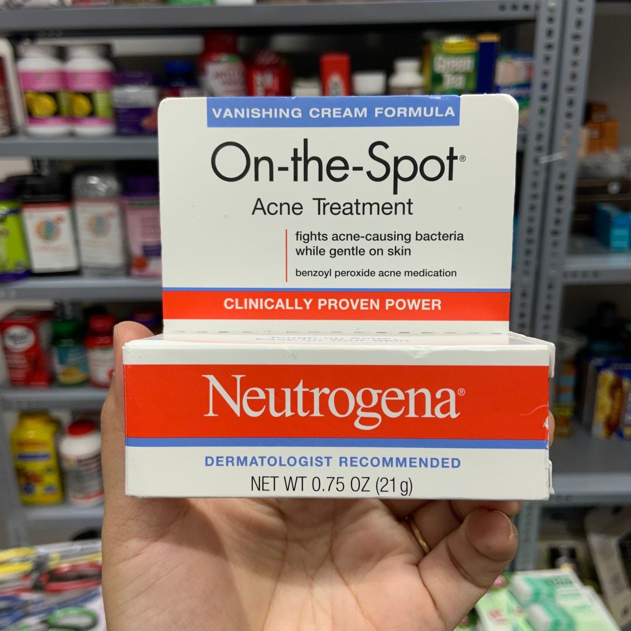 Kem giảm mụn Neutrogena On The Spot Acne Treatment