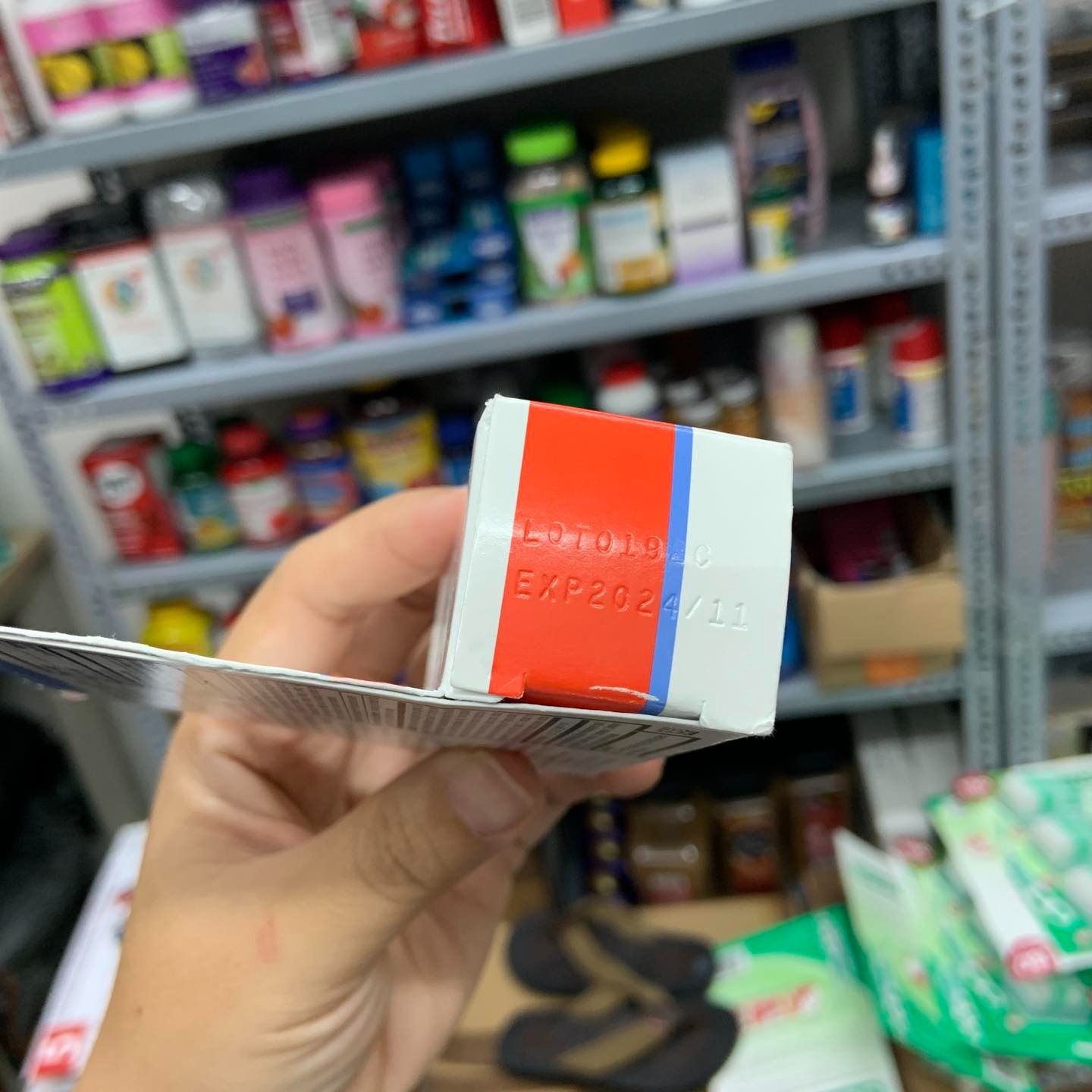 Kem giảm mụn Neutrogena On The Spot Acne Treatment