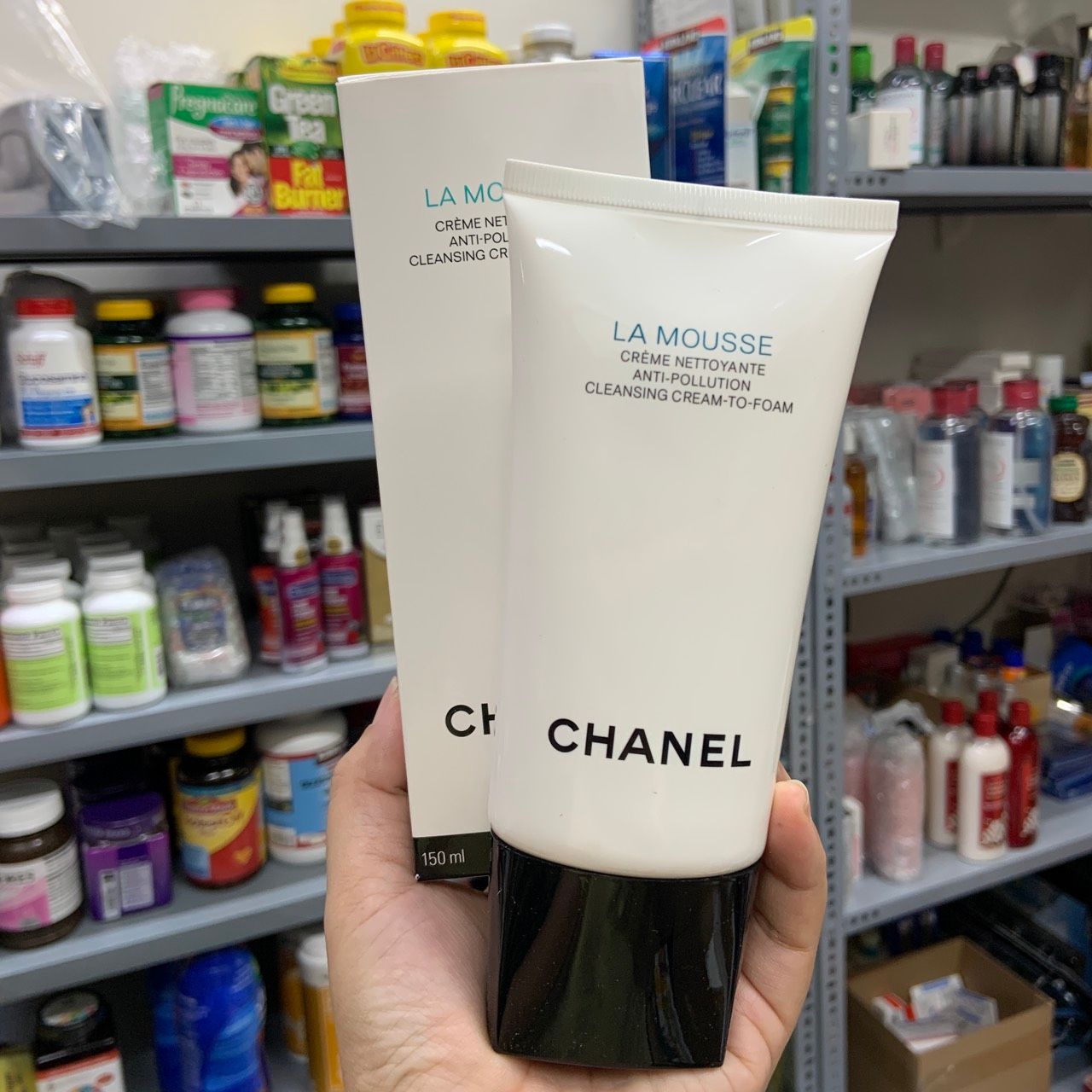 Sữa rửa mặt kết hợp tẩy trang và dưỡng trắng da Chanel La Mousse