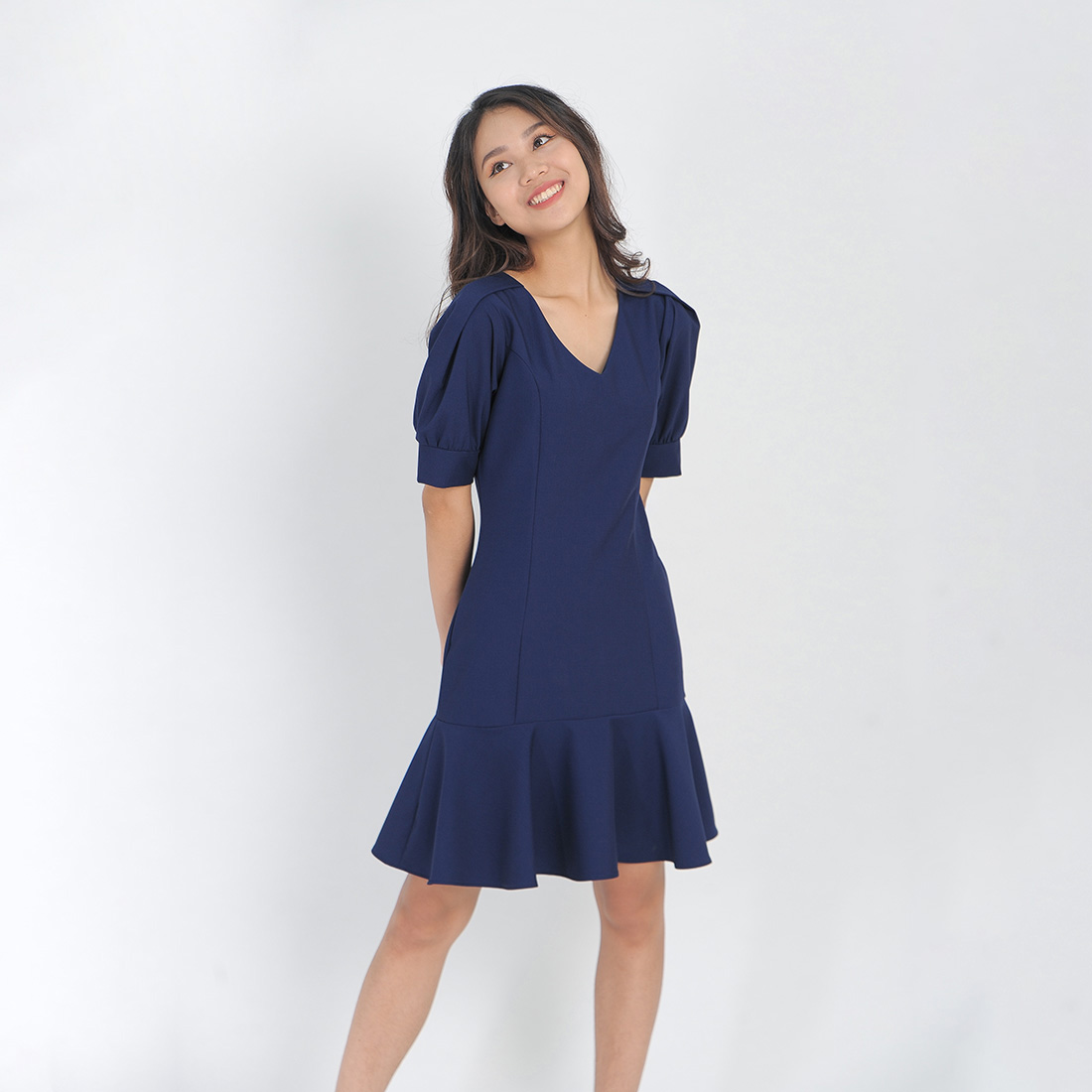Áo xanh dương mặc với quần màu gì cho trendy và thời thượng