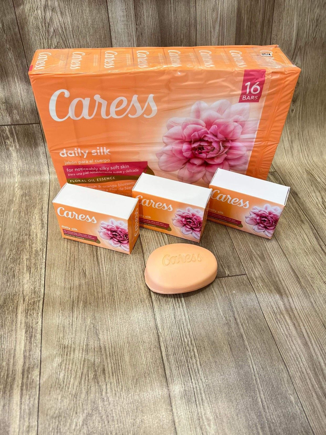 Xà bông tắm hương nước hoa Caress Daily Silk