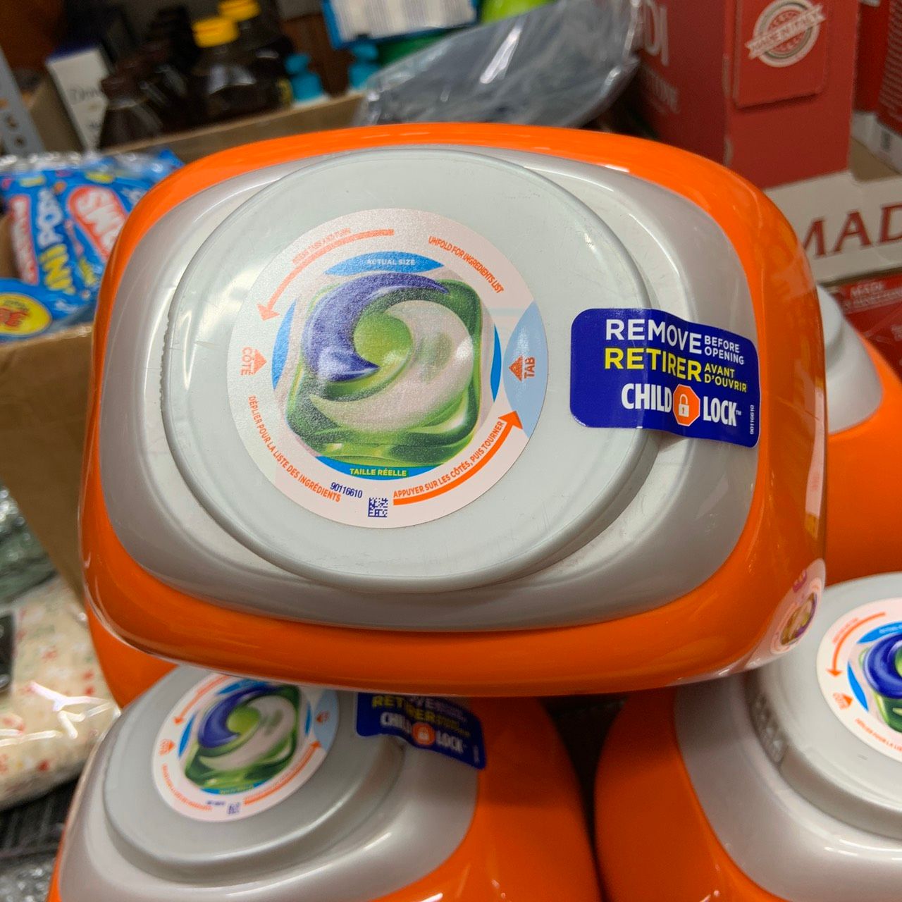 Viên giặt xả Tide Pods 4 in 1 thùng nhựa 104 viên